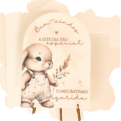 Painel decorativo com coelho e texto sobre batismo
