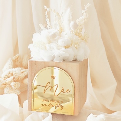 Arranjo floral seco em caixa de madeira com placa dourada para homenagem à mãe