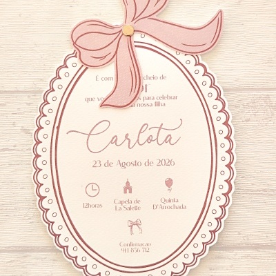 Convite oval com laço rosa e texto em português para evento de Carlota