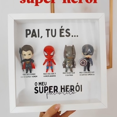 Moldura branca com mini figuras de super-heróis e texto em português sobre pai e super-herói.