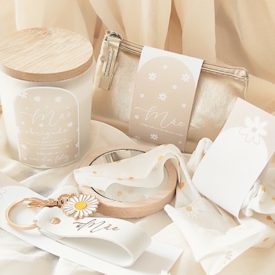 Conjunto de presentes para mãe com vela, bolsa dourada, chaveiro com flor, lenço com padrão amarelo e espelho redondo