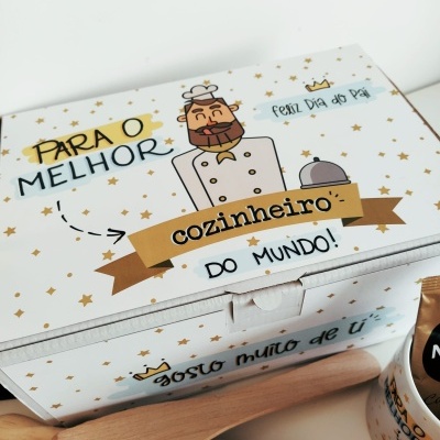Caixa branca decorada para o melhor cozinheiro do mundo com ilustração e textos, utensílios de cozinha em madeira e saco de papel