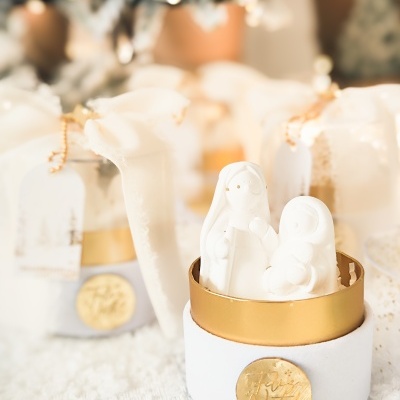 Figura de presépio em cerâmica branca dentro de caixa decorativa natalícia