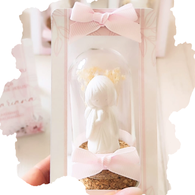 Anjo decorativo branco em globo de vidro com base de cortiça e laços cor-de-rosa numa embalagem branca com rosa