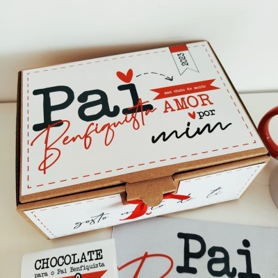 Caixa decorada com tema Benfiquista, embalagem de chocolate e tecido com texto relacionado