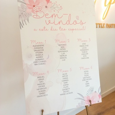 Cartaz decorativo com texto de boas-vindas e organização de mesas para evento