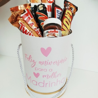 Embalagem branca com doces e mensagem de aniversário para madrinha