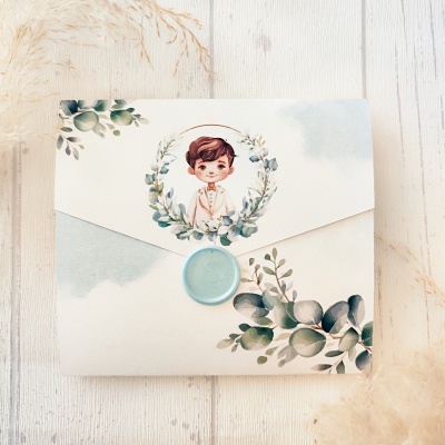 Envelope decorativo branco com selo azul e ilustração de criança e folhas verdes