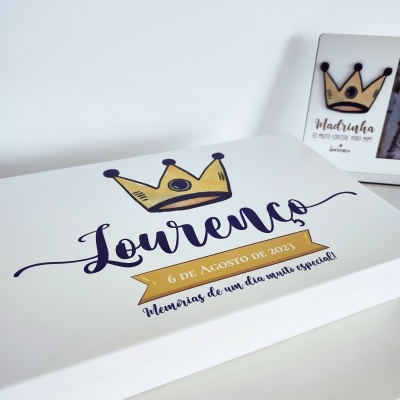 caixa branca personalizada com nome Lourenço, texto e coroa desenhada, com moldura ao fundo