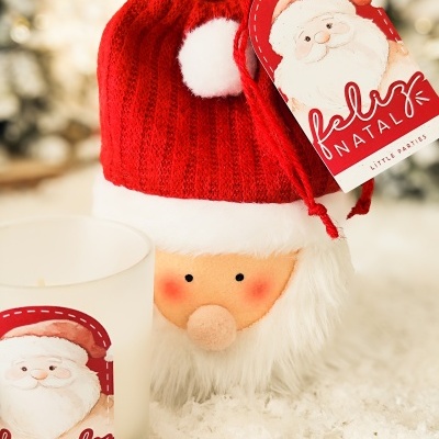 Vela e decoração de Natal com Pai Natal e gorro vermelho