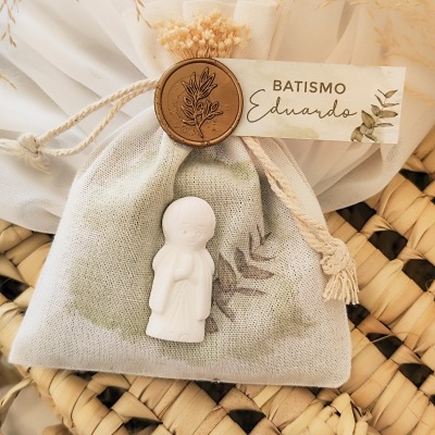 Saco tecido cinza claro com figura de criança em cerâmica e etiqueta BATISMO Eduardo