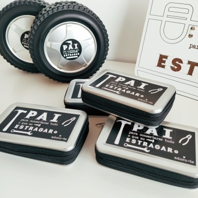 Estojo preto e prata com texto para pai, com rodas também na cor preta e prata