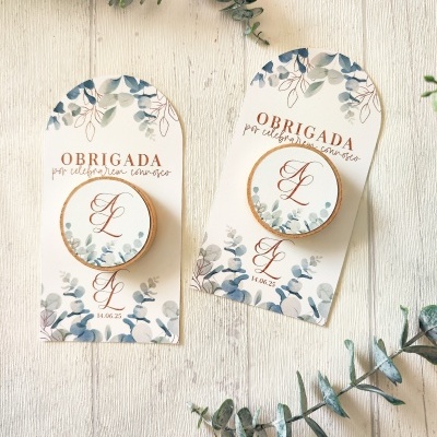 Cartões decorativos brancos com texto e botão decorativo floral em fundo de madeira clara