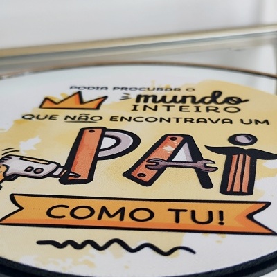 Disco de vinil com capa ilustrada e texto em português sobre pai.