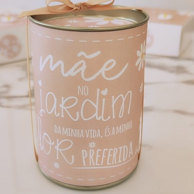 Lata decorativa cor-de-rosa com texto branco e laço castanho claro