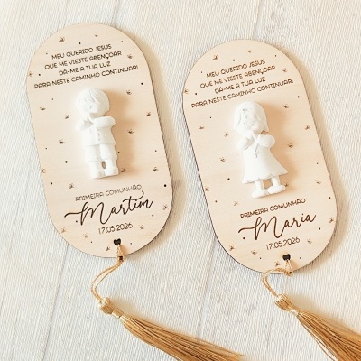 Placas decorativas de madeira com bonecos em relevo e tassel dourado