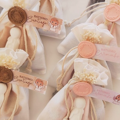 Saquinhos de tecido decorados para batismo com bonecos e flores secas