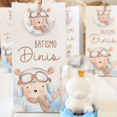 Lembrança de batismo com urso aviador e figura de urso em globo de vidro com fita azul