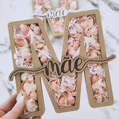 Inicial&#x20;M&#x20;com&#x20;flores&#x20;perfumadas&#x20;&#x1F337;