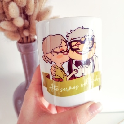 Caneca branca com caricatura de casal idoso e texto