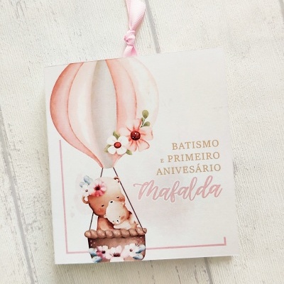 cartão decorativo batismo primeiro aniversário com balão rosa e ursinho