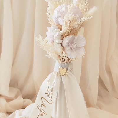 Vaso branco com flores secas e fita decorativa com texto para o dia da mãe