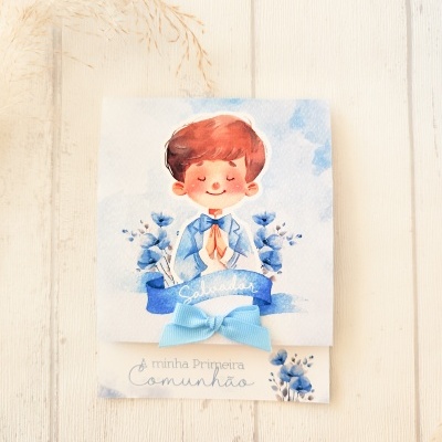 Convite de Primeira Comunhão com ilustração de criança a rezar e decorações azuis