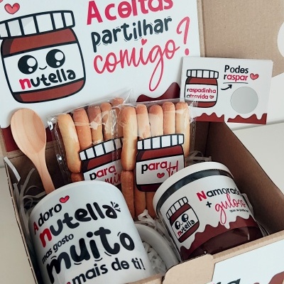 Caixa de presente com caneca, pote de Nutella, bolachas, colheres e cartões com textos carinhosos.