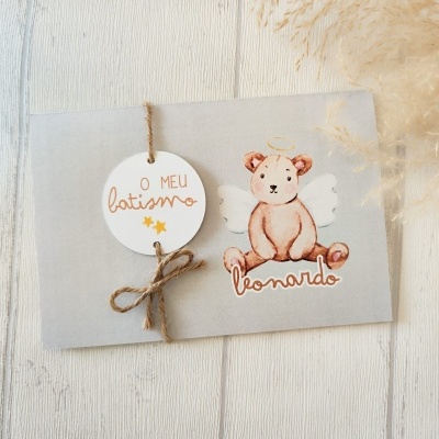 Convite de batismo com desenho de ursinho anjo e texto 'O MEU batismo'