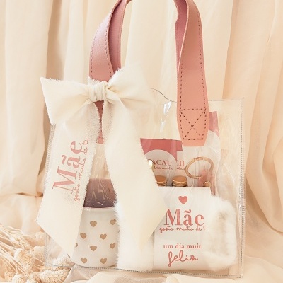 Saco transparente com pegas em pele rosa e laço decorativo branco