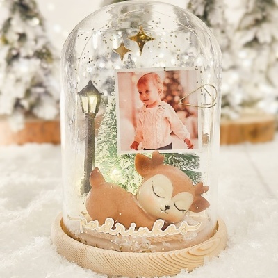 Decoração de Natal em redoma de vidro com veado, árvore de Natal, candeeiro, foto de criança e palavra padrinhos