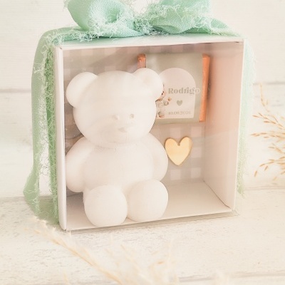 Caixa de presente com um ursinho branco, coração dourado e chocolate personalizado