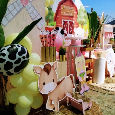 Decoração infantil temática de fazenda com balões e figuras de animais