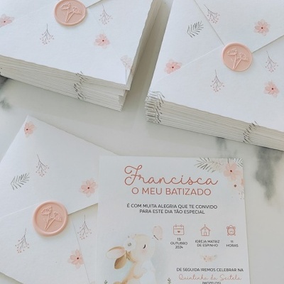Convite de batizado com selo de cera rosa e ilustração de coelho