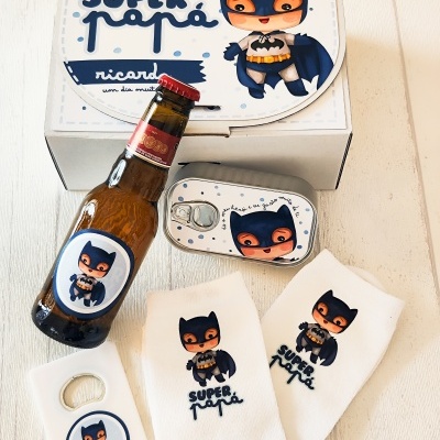 Conjunto de presente de super papá com ilustração estilo Batman em vários itens.