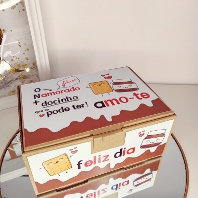 Caixa de presente decorativa com textos em português e desenhos de bolachas e gelado