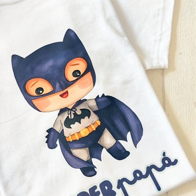 T-shirt branca com estampa de Batman cartoon e texto SUPER papá