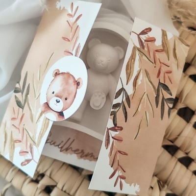 Caixa de presente com design floral e ursinho branco dentro