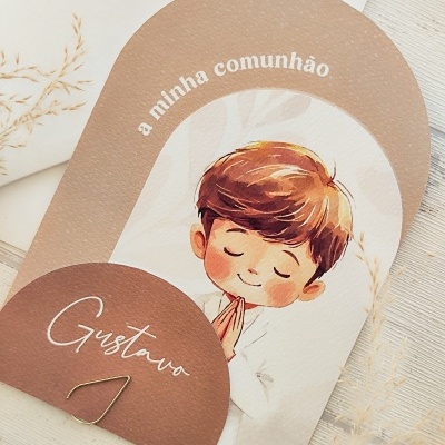 Cartão de comunhão com ilustração de menino a rezar, texto a minha comunhão e Gustavo, fundo castanho e bege.