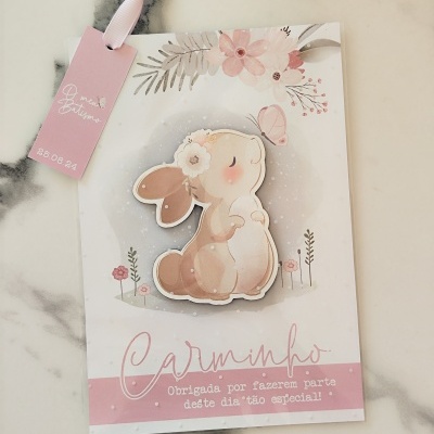 Cartão com coelho e texto de agradecimento com etiqueta rosa pendurada