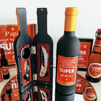 Conjunto abridor vinho estojo garrafa preta e garrafa decorativa com rótulo vermelho 'SUPER pai'