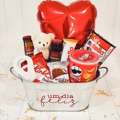 Balde metálico com snacks, brinquedo ursinho e balão vermelho em forma de coração