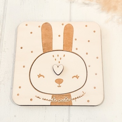 Bloco decorativo de madeira com ilustração de coelho e texto