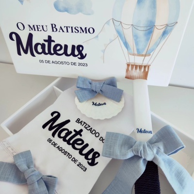 Artigos de batismo com laços azuis, texto Mateus e data 05 de agosto de 2023