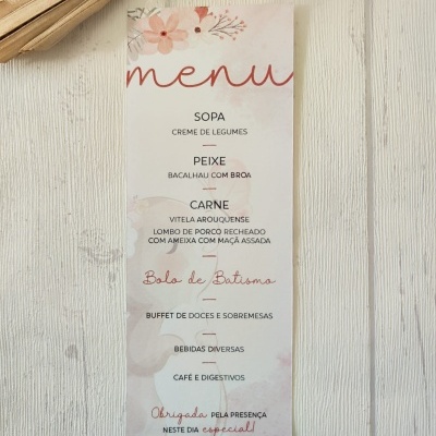 Cartão de menu decorativo com texto e flores sobre madeira branca com folhas secas