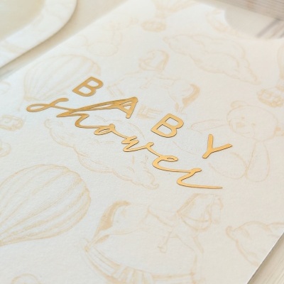 Cartão decorativo para baby shower com desenhos de balão, ursinho e cavalo de baloiço em fundo branco e letras douradas