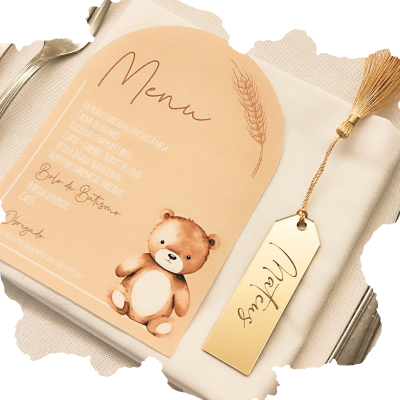 Cartão de menu com ilustração de ursinho, guardanapo bege, etiqueta dourada com nome, talheres prateados