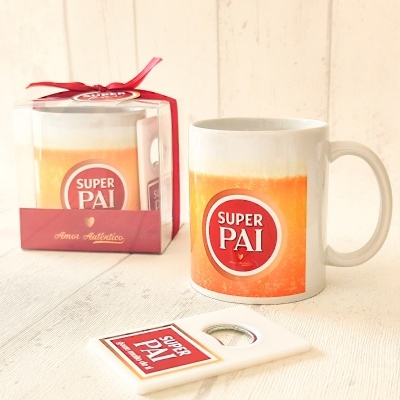 Caneca e abridor de garrafas com texto SUPER PAI em fundo laranja e vermelho