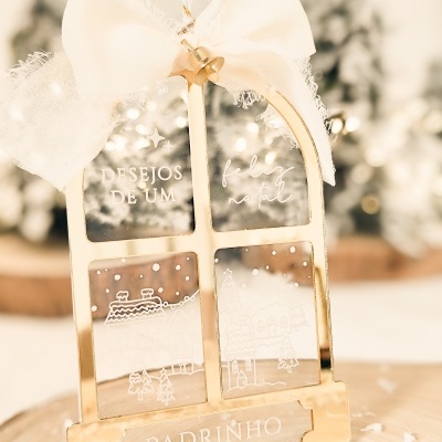 Decoração de Natal dourada em forma de janela com laço branco e texto para padrinho.