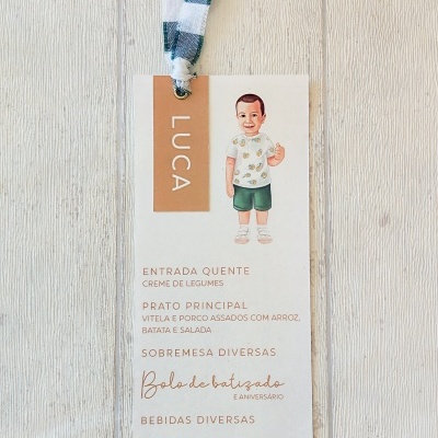 Etiqueta de menu pendurada com texto em português e ilustração de criança